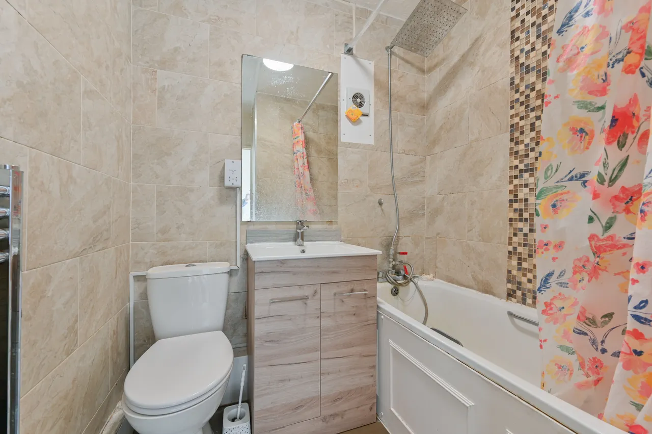 Mitcham, CR4, photo 6