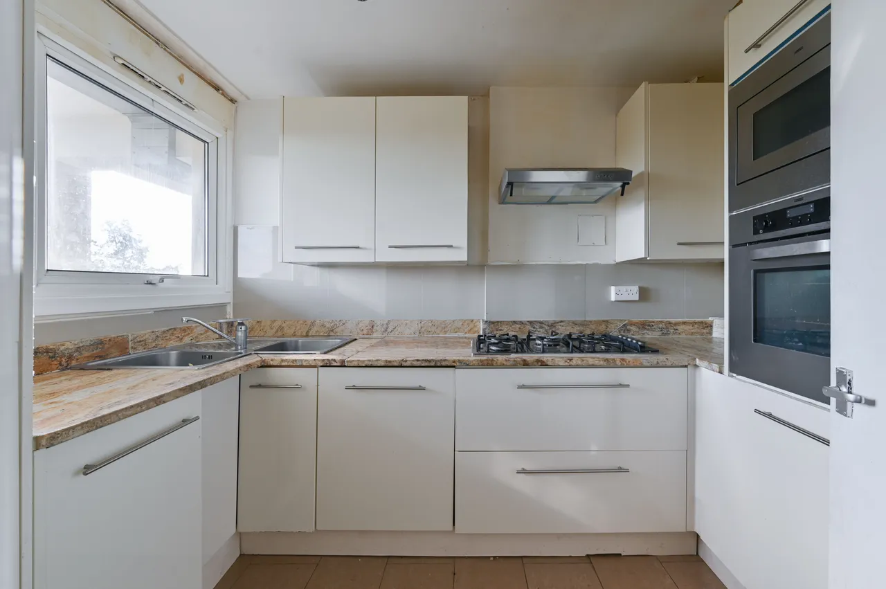 Mitcham, CR4, photo 2