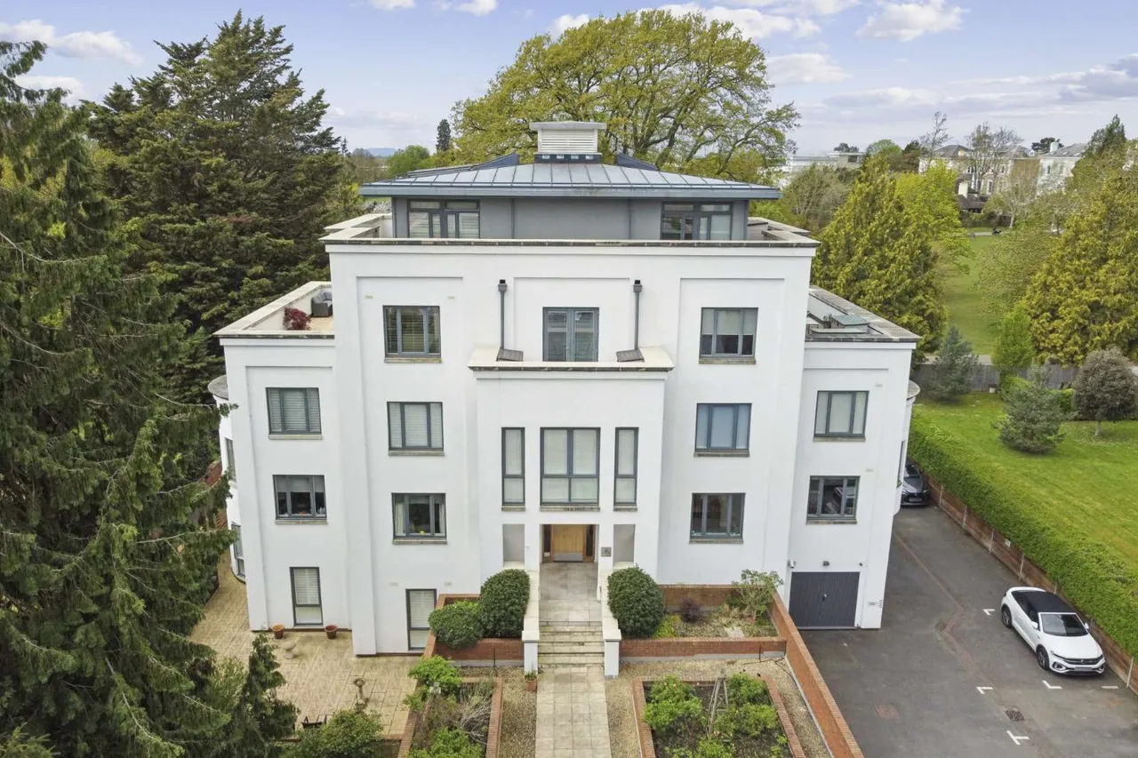 3 bed flat for sale — Pittville Place, Cheltenham, Gloucestershire, GL52 3HZ