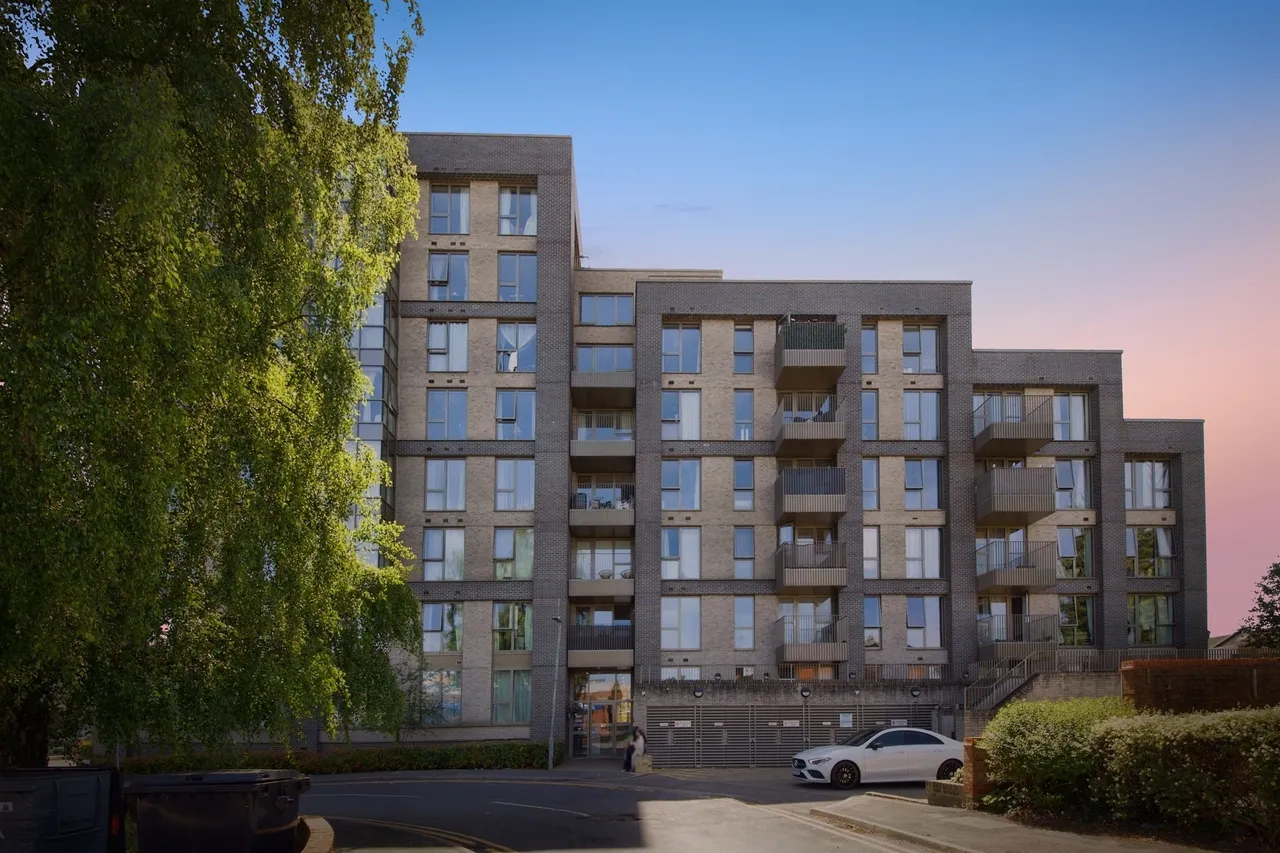 3 bed flat for sale — West Street, Watford