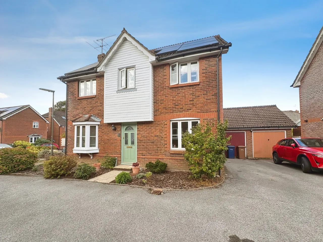 3 bed house for sale, Lynton Close, Farnham, GU9