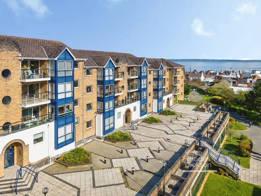 3 bed flat for sale, Admiral Gardens, Cowes, PO31