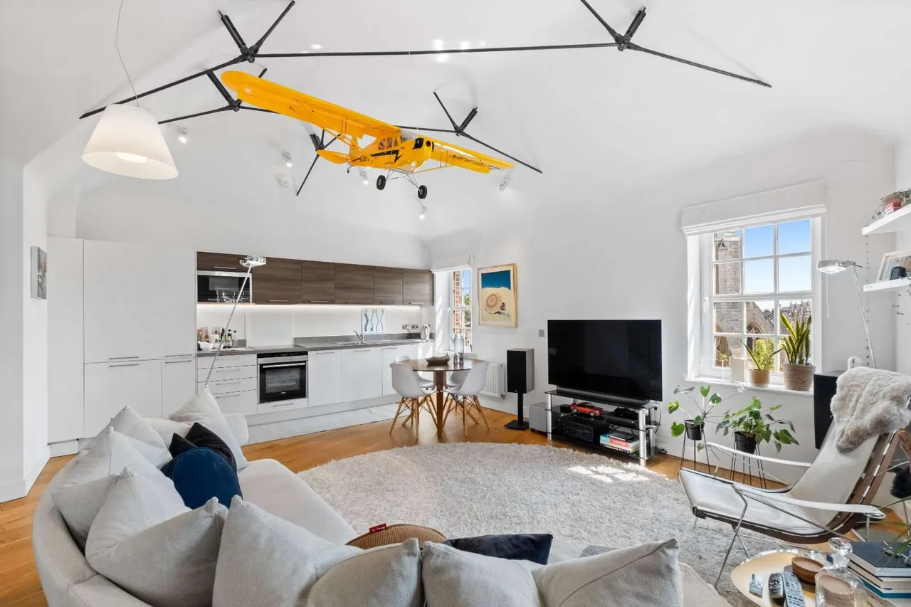 2 bed flat for sale — The Old Police Station, 1a Trinity Crescent, London, SW17 7AG