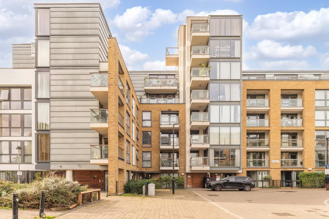 2 bed flat for sale, Canalside Square, Islington, N1