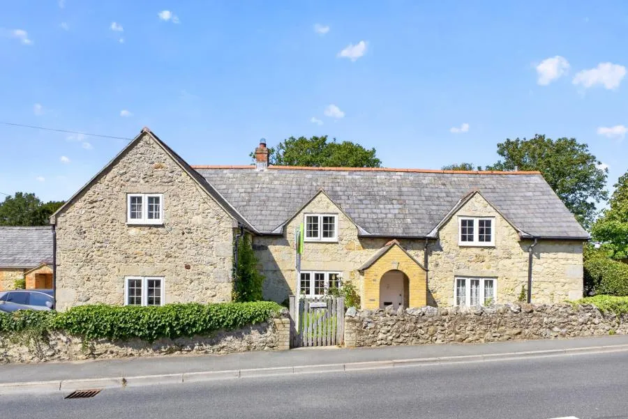 5 bed house for sale, Kemming Road, Whitwell, PO38