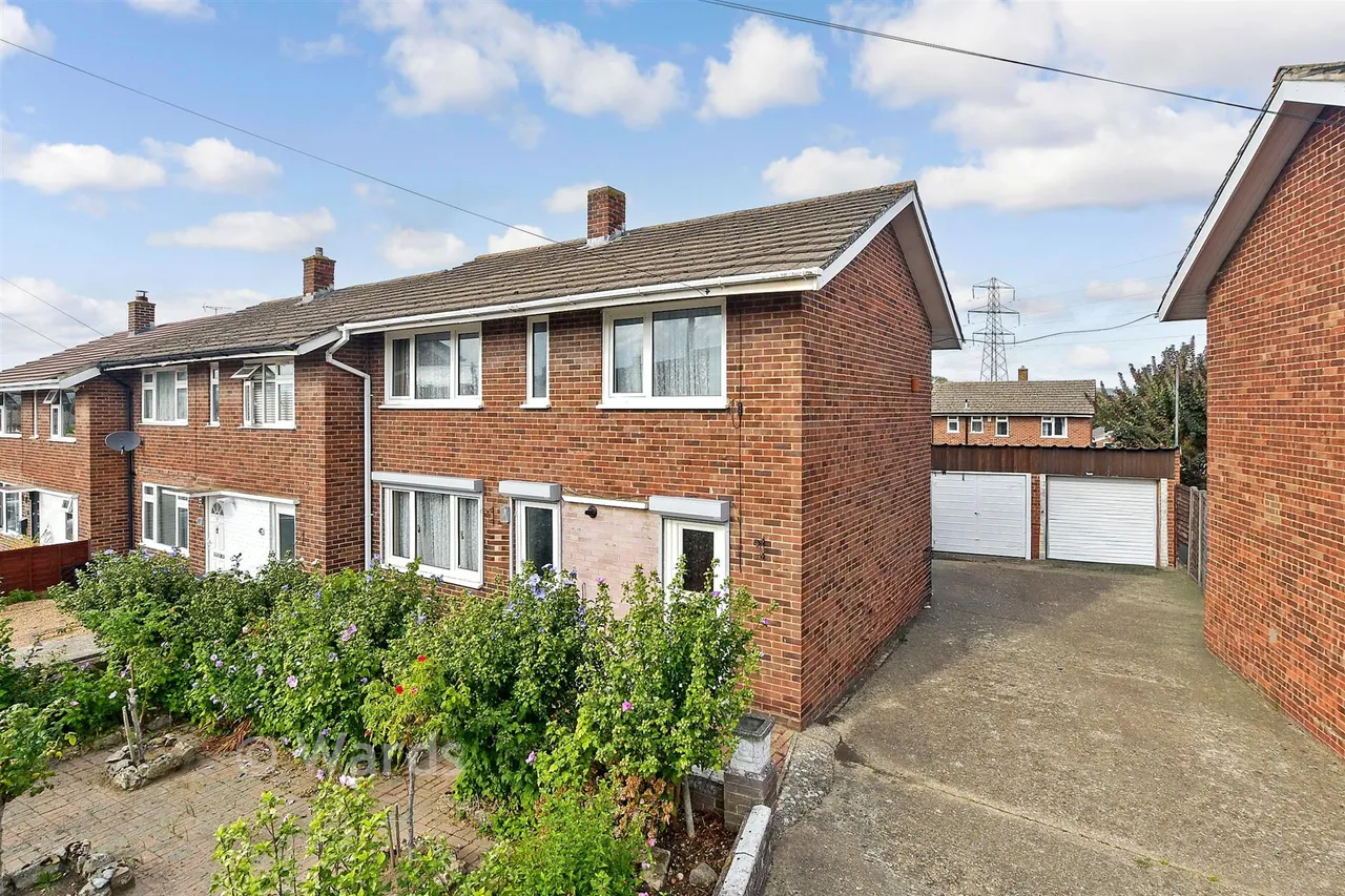 3 bed house for sale, Kingfisher Road, Birds Estate, ME20