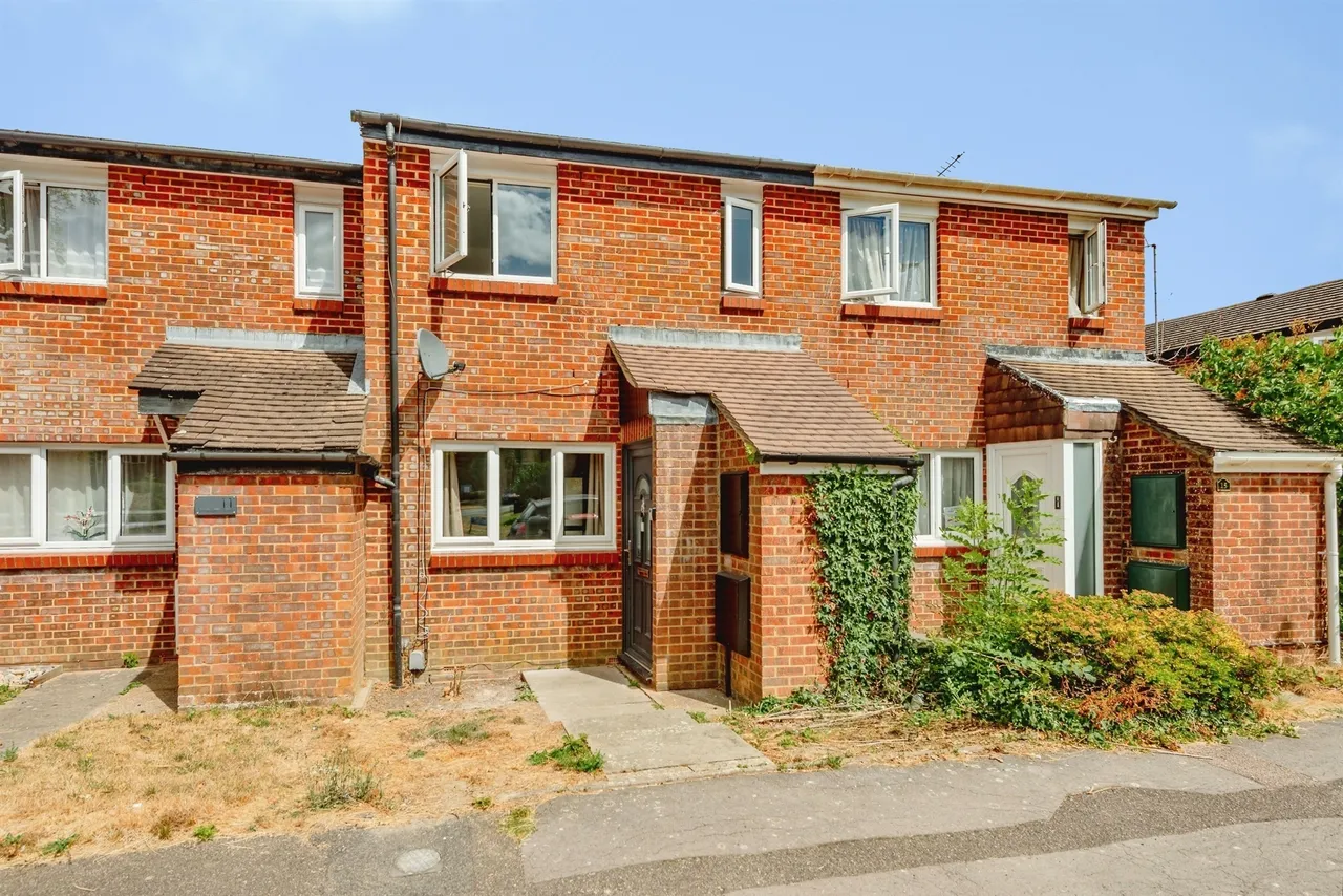 2 bed house for sale — Sandringham Road, CRAWLEY