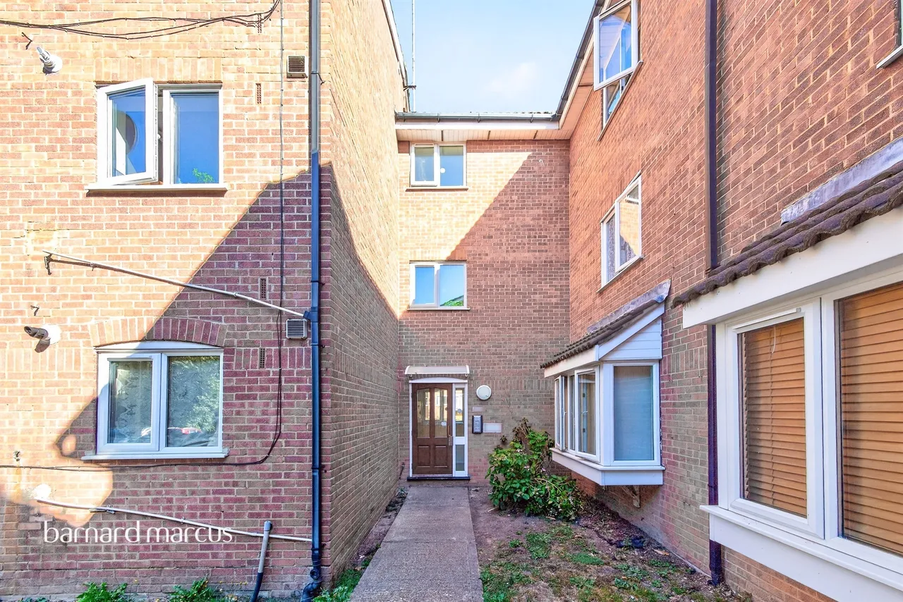 Silver Birch Close, London, N11, photo 13