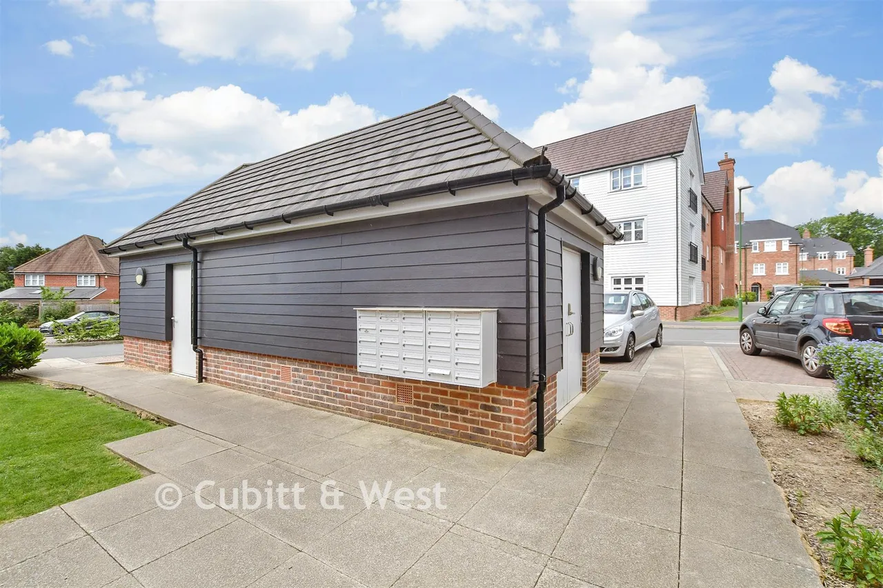 Kensett Avenue, Southwater, RH13, photo 10
