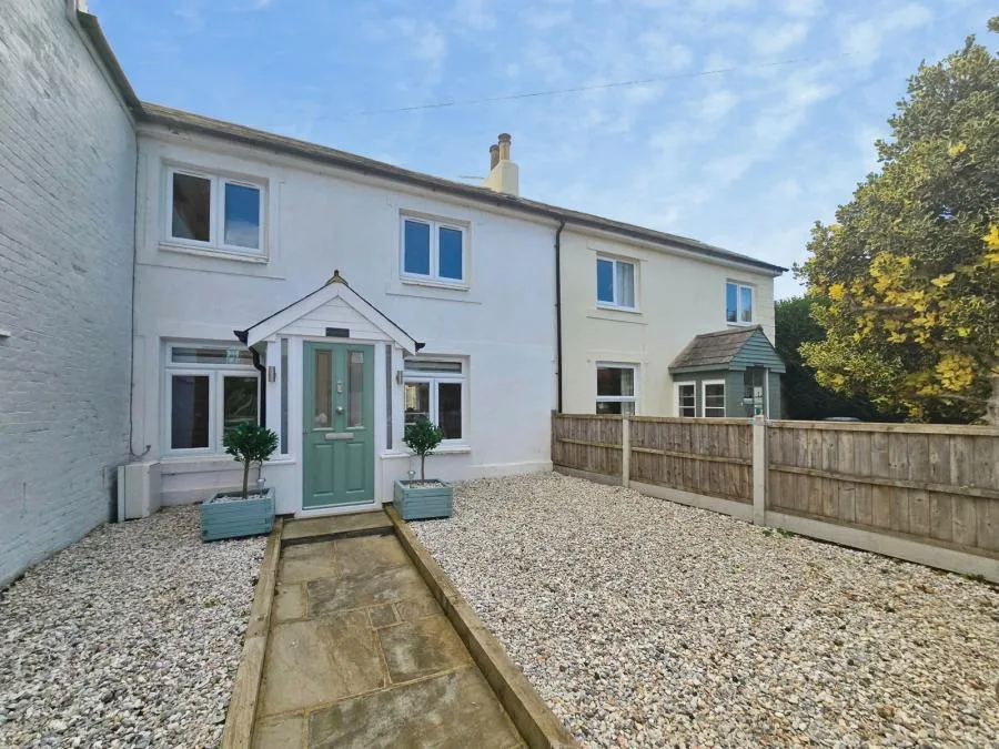 3 bed house for sale, Camp Road, Freshwater, PO40