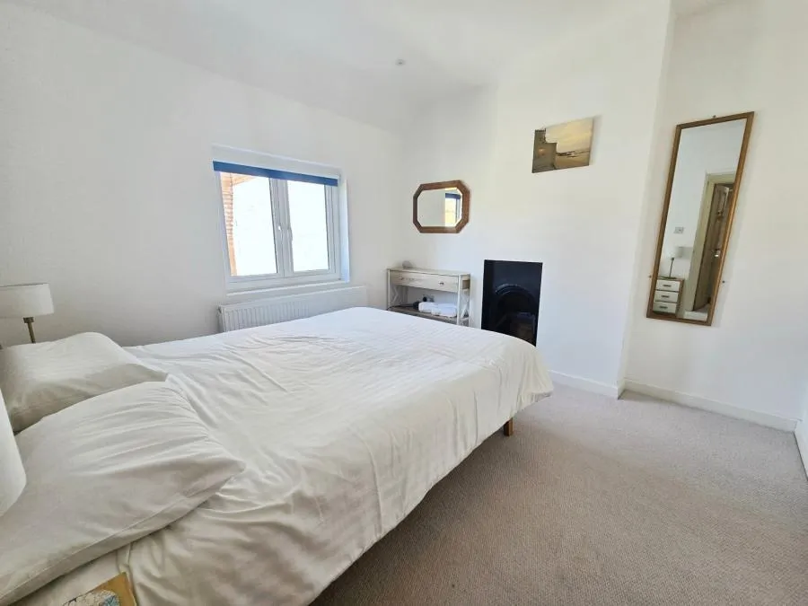 Camp Road, Freshwater, PO40, photo 6