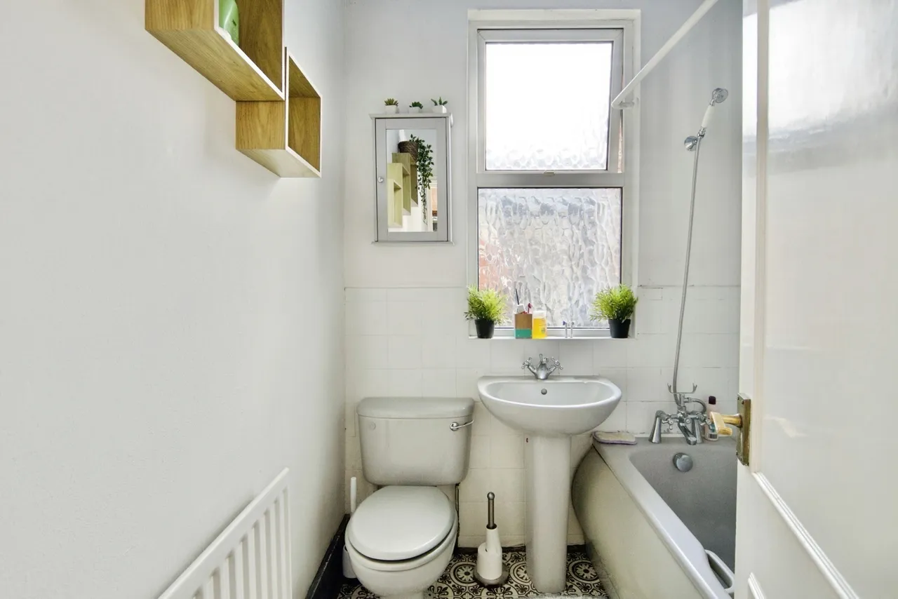 Green Lanes, LONDON, London, N13, photo 9