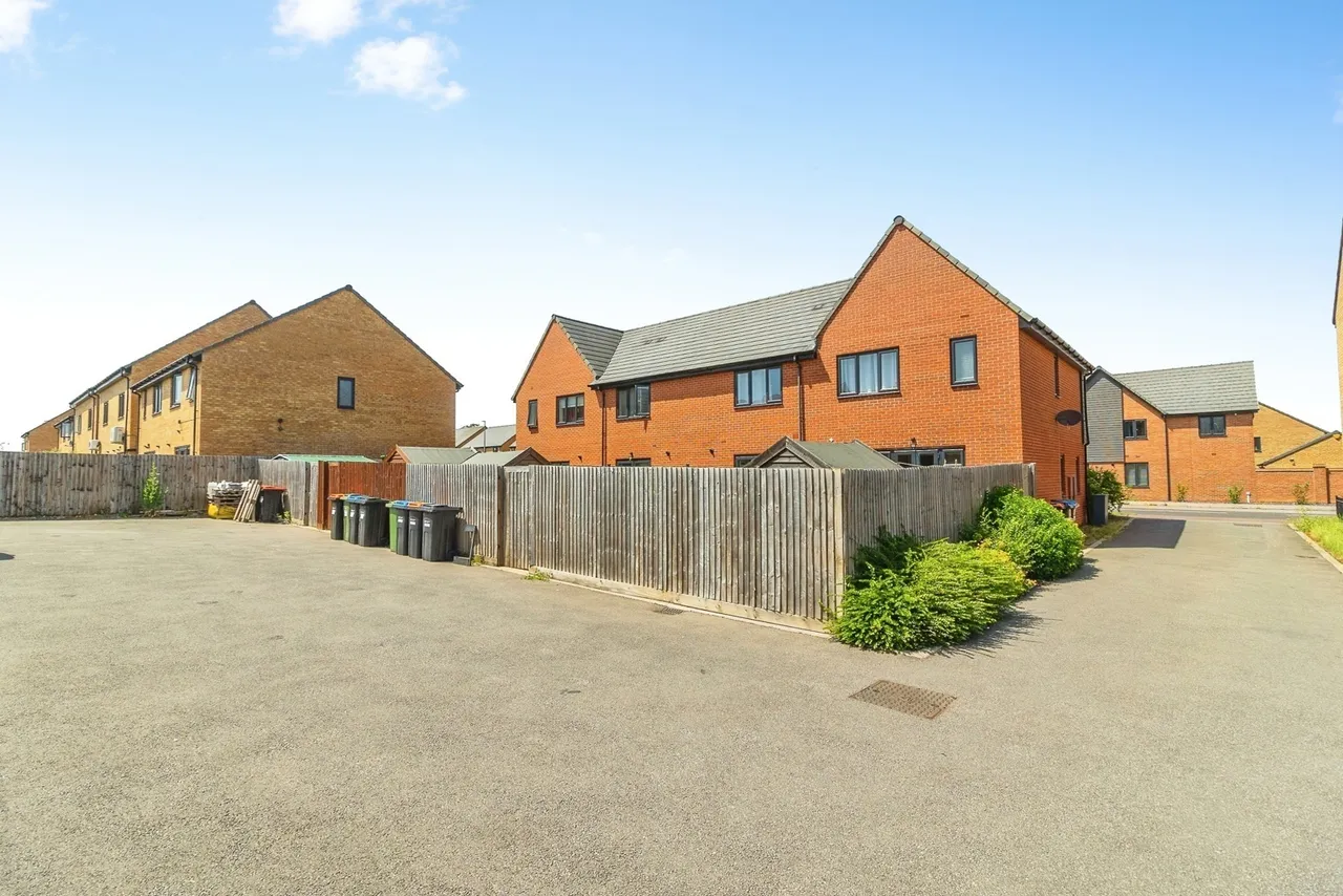 Burney Drive, Eagle Farm South, Milton Keynes, Buckinghamshire, MK17, photo 4