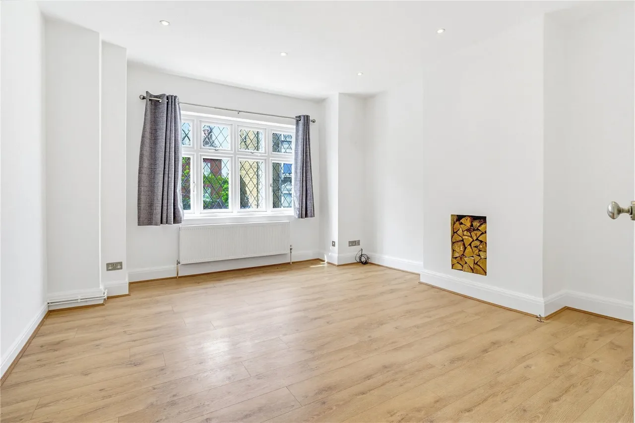 3 bed flat for sale, St. James's Drive, London, SW17