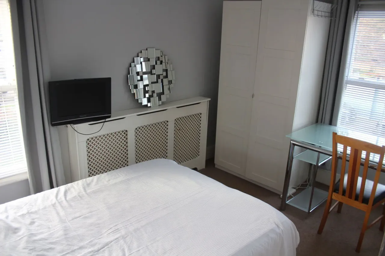 Bridge Road, Chertsey, KT16 8LA, photo 9