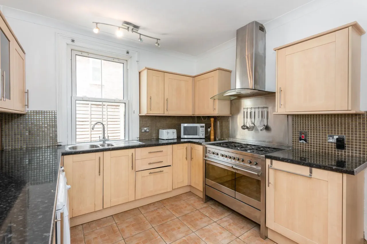 Bridge Road, Chertsey, KT16 8LA, photo 4