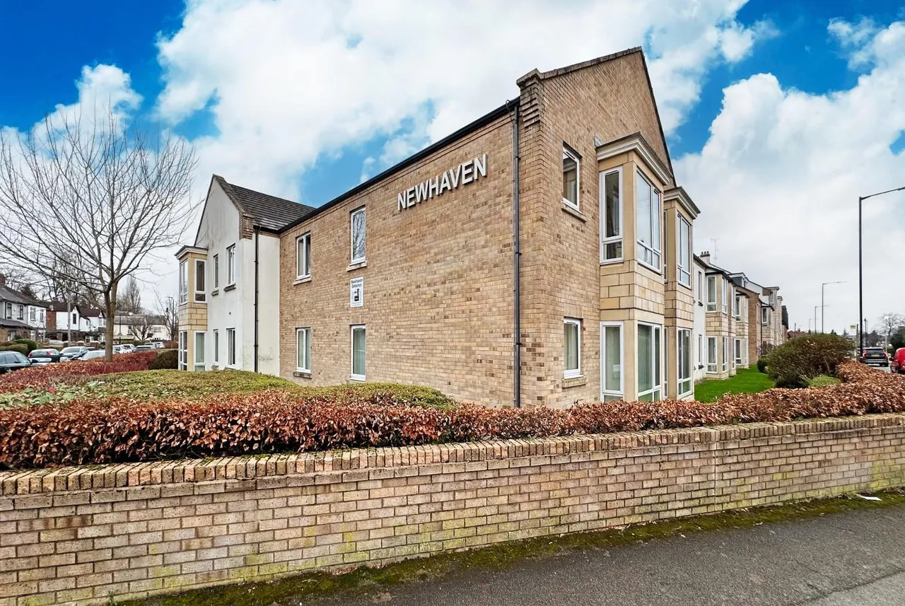 2 bed flat for sale — Tulip Drive, Timperley, Cheshire WA15 6LP