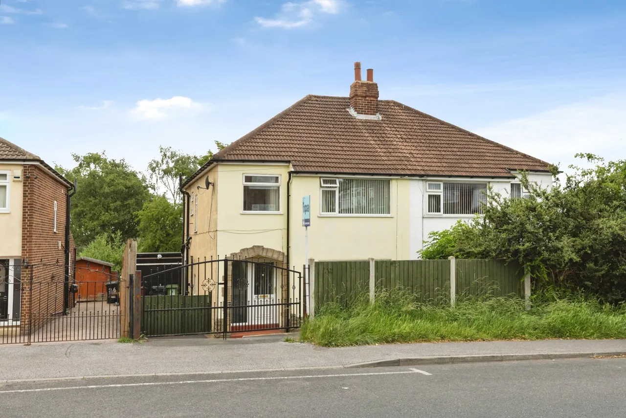 3 bed house for sale, Field End Road, Leeds, LS15