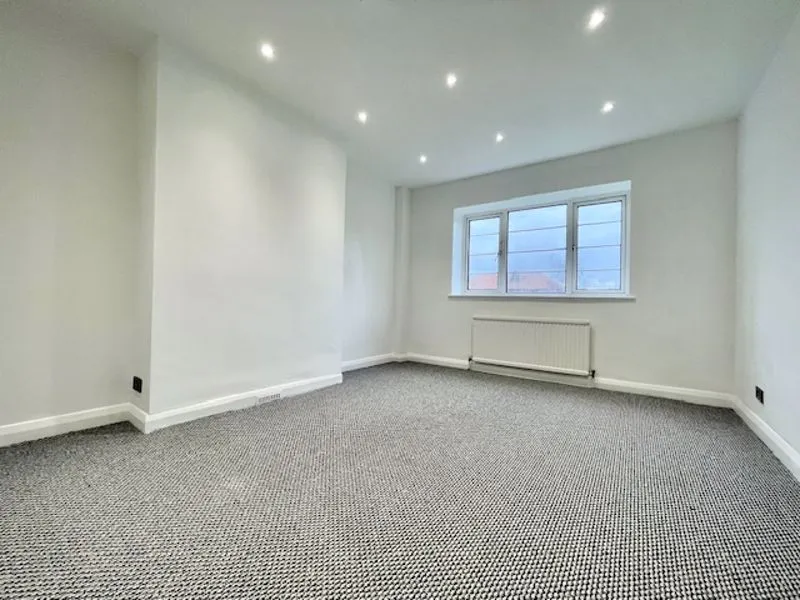 The Drive, London E18 2HS, photo 2