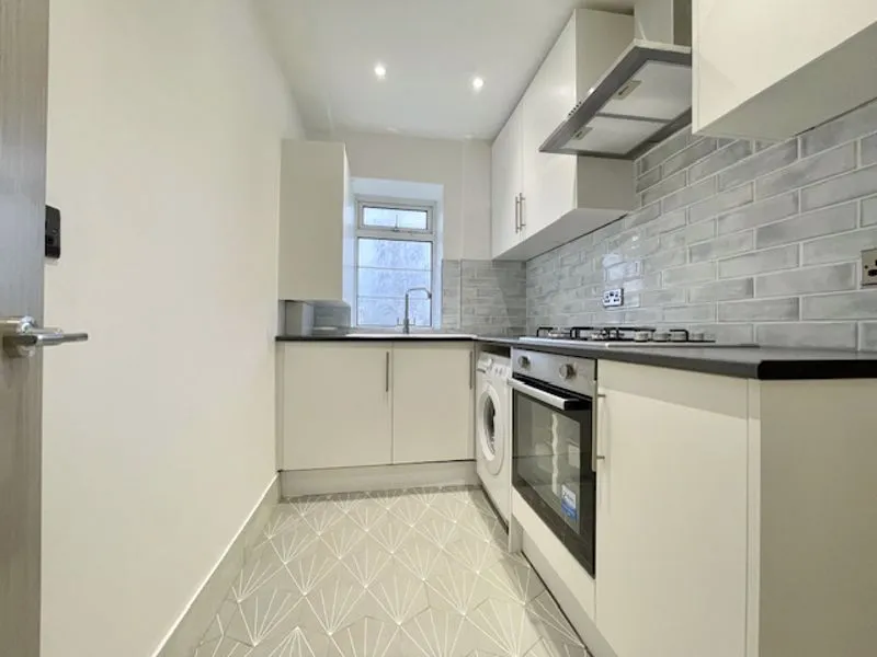 1 bed flat to rent — The Drive, London E18 2HS