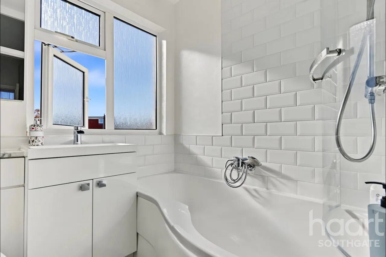Pevensey Avenue, Enfield, EN1, photo 28