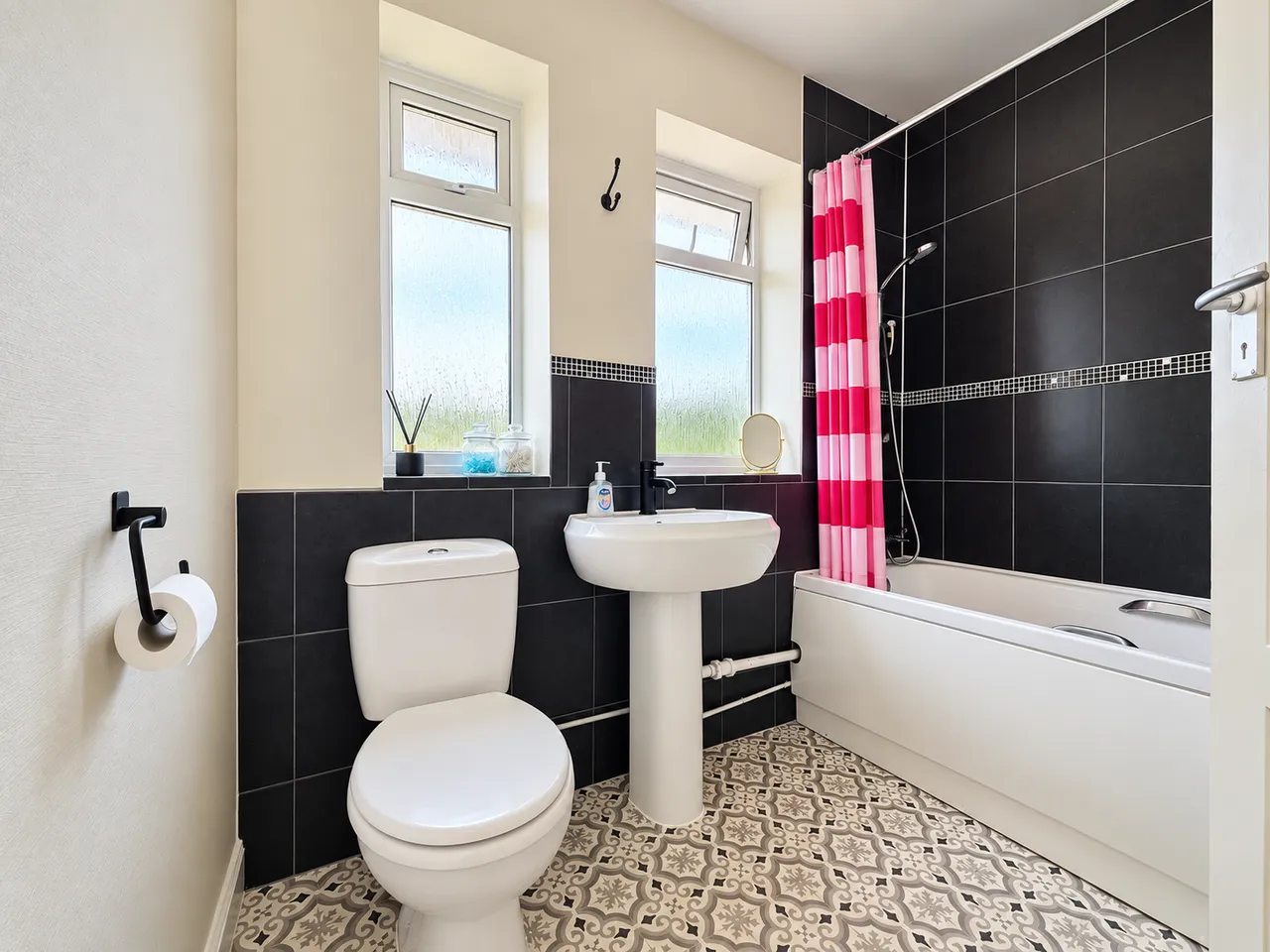 Stunning Three Bedroom Semi Detached With No Onward Chain Close, To The Train Station, photo 15