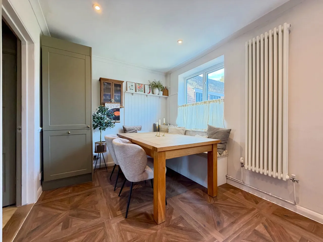 Stunning Three Bedroom Semi Detached With No Onward Chain Close, To The Train Station, photo 5