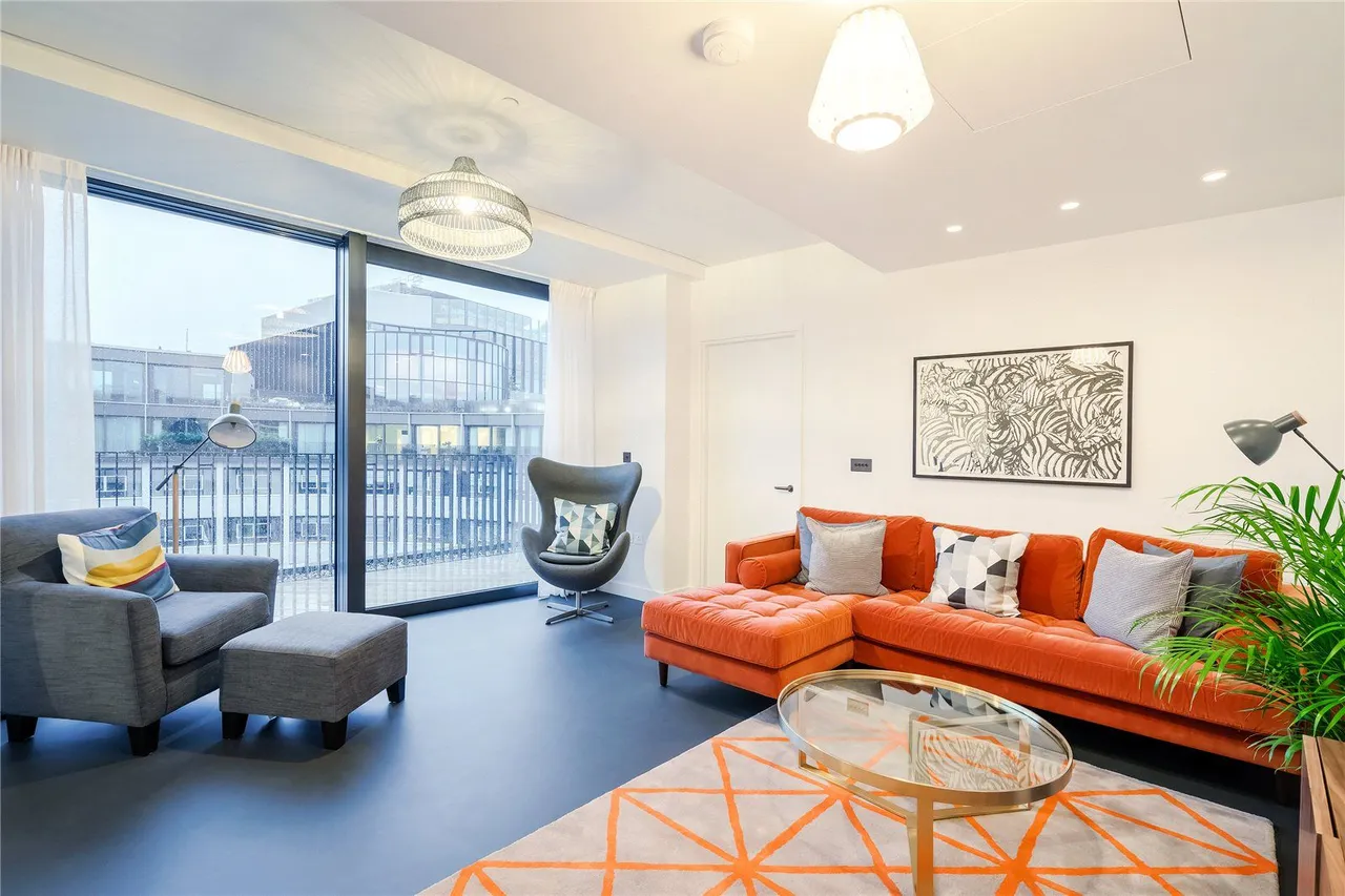 2 bed flat to rent, Wood Lane, London, W12