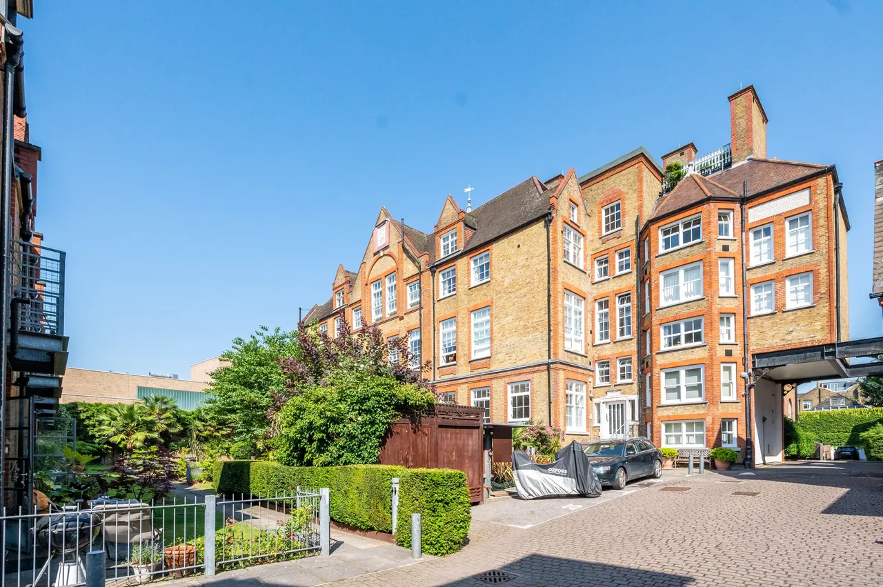 1 bed flat to rent — 5 Southside Quarter, 38 Burns Road, London
