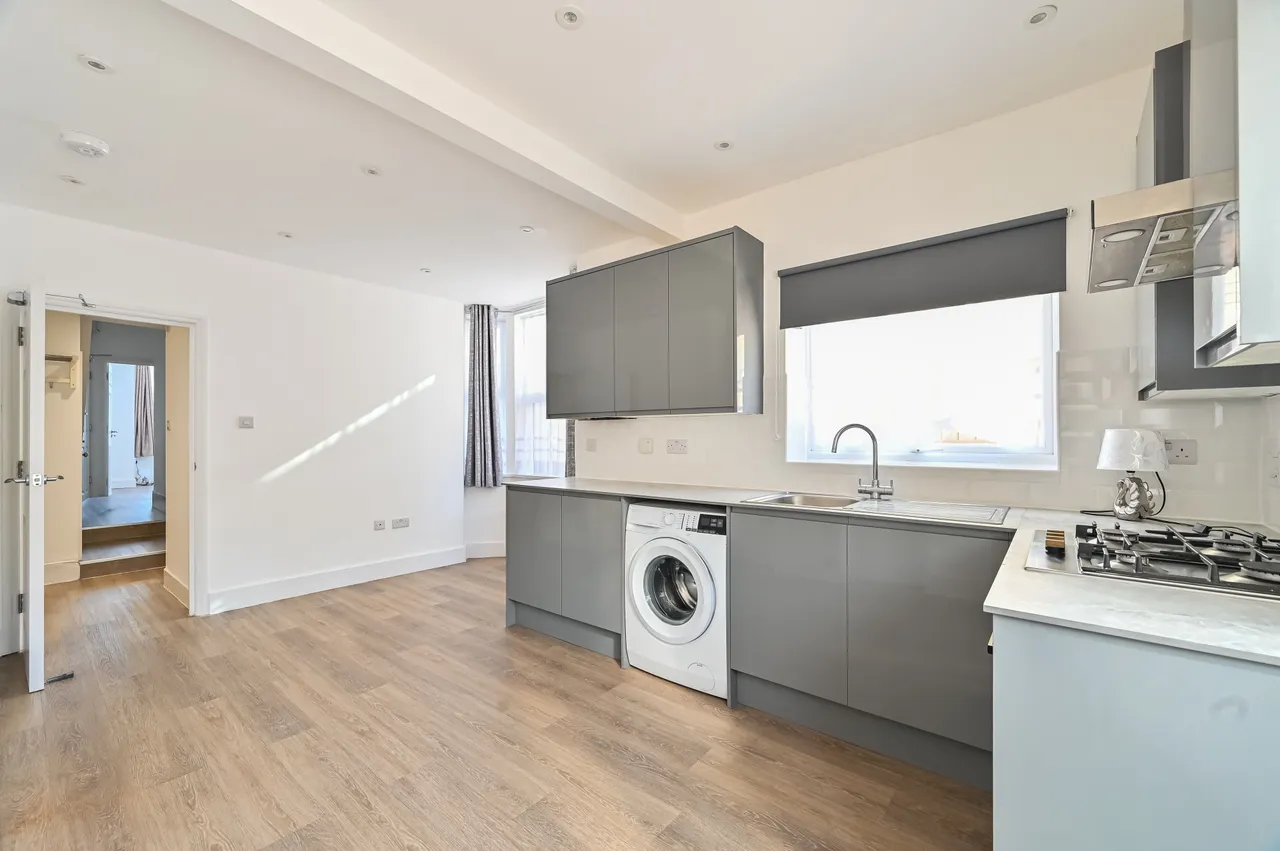 Flat A, 18 Frome Road, London, photo 7