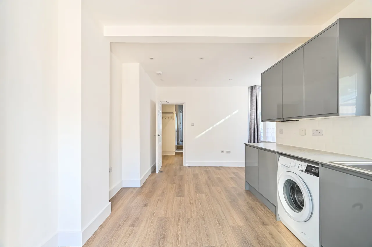 Flat A, 18 Frome Road, London, photo 6