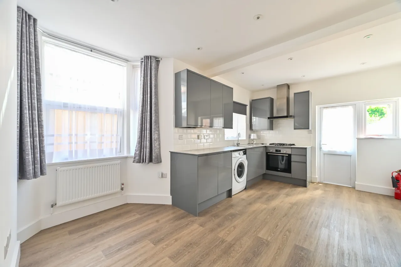 Flat A, 18 Frome Road, London, photo 3