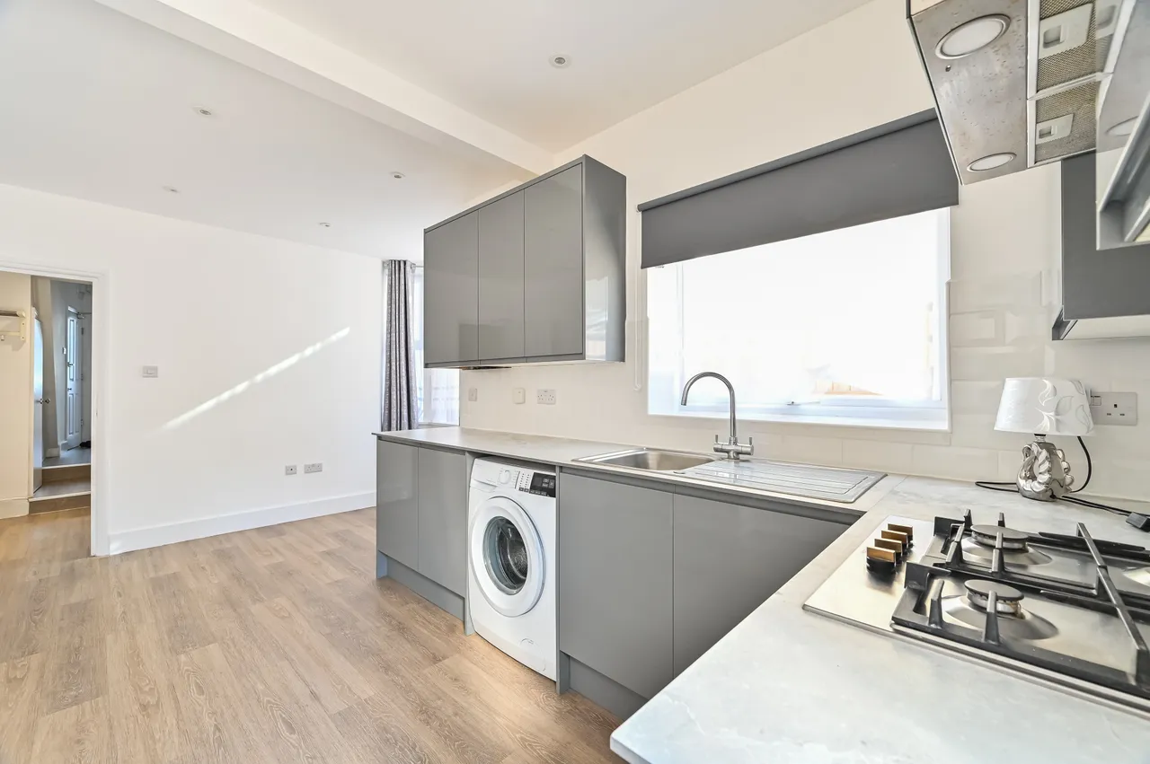 Flat A, 18 Frome Road, London, photo 11
