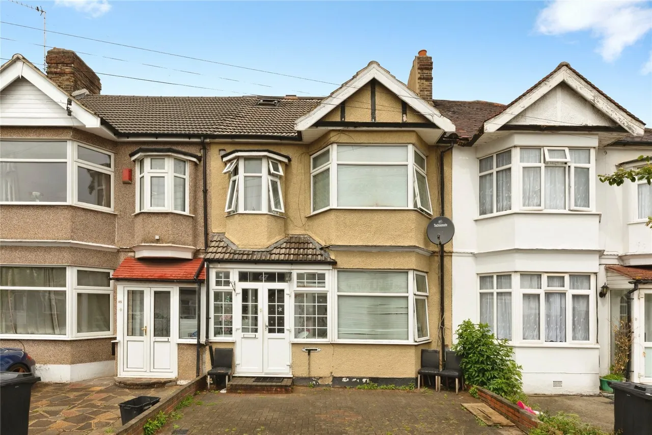 4 bed house for sale — Lyndhurst Gardens, ILFORD, Essex, IG2