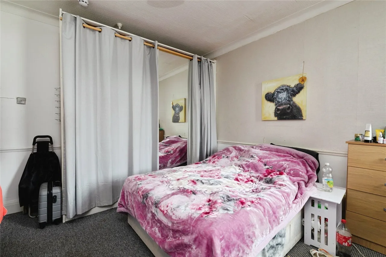 Lyndhurst Gardens, ILFORD, Essex, IG2, photo 8
