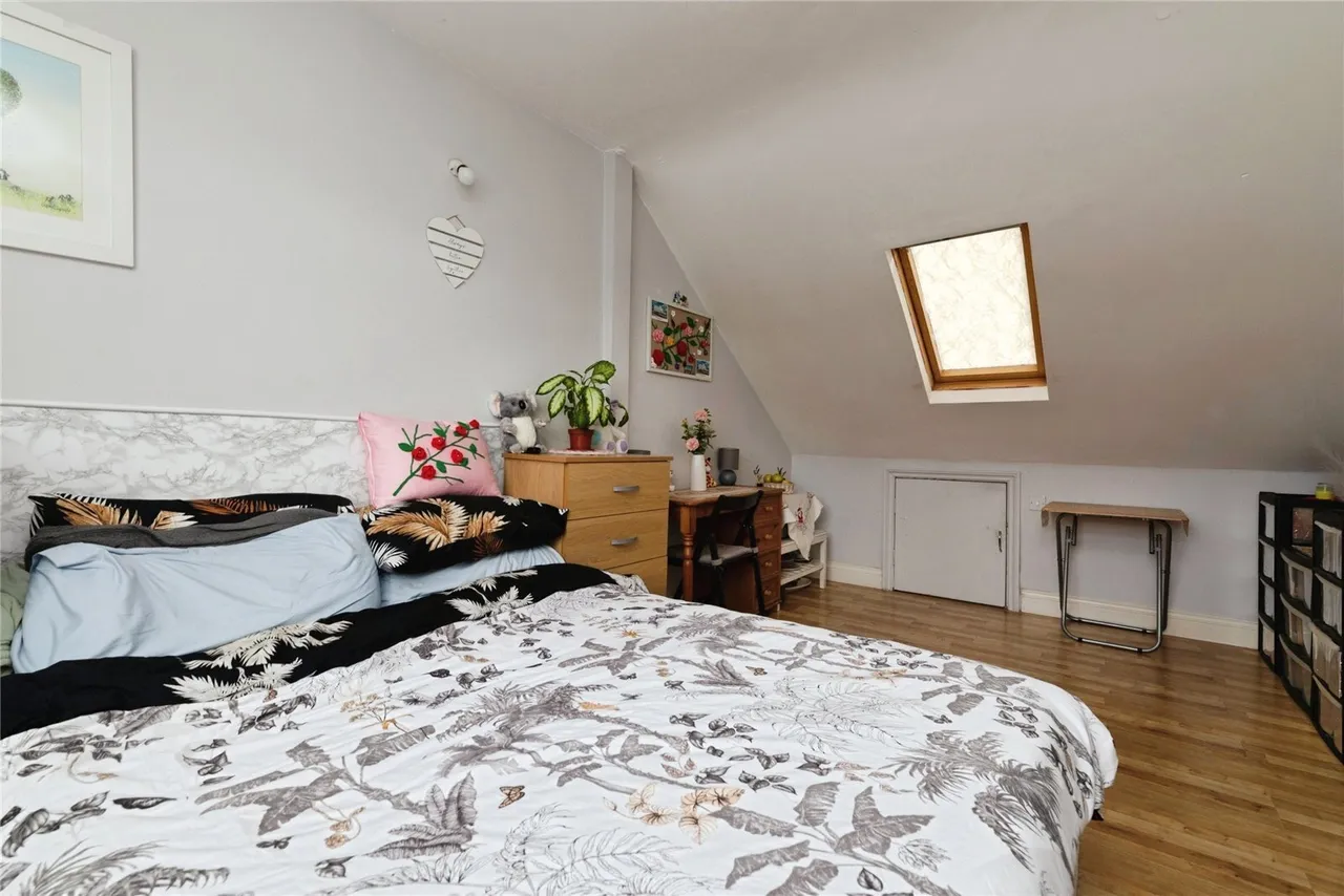 Lyndhurst Gardens, ILFORD, Essex, IG2, photo 3