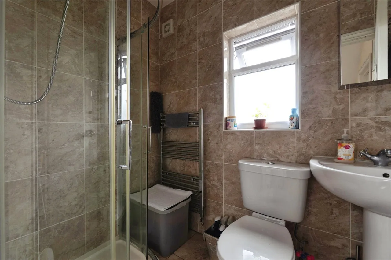 Lyndhurst Gardens, ILFORD, Essex, IG2, photo 5