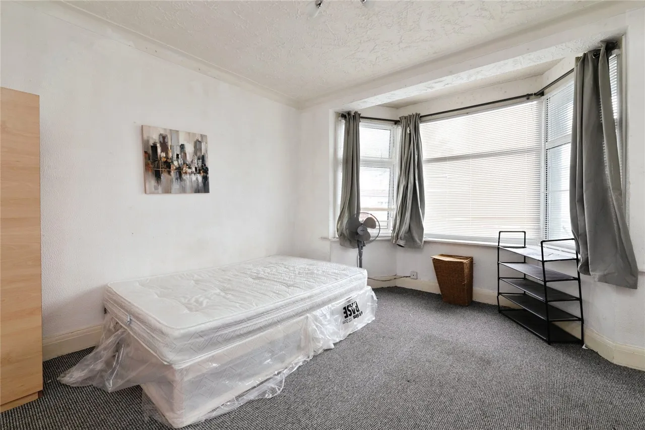 Lyndhurst Gardens, ILFORD, Essex, IG2, photo 11