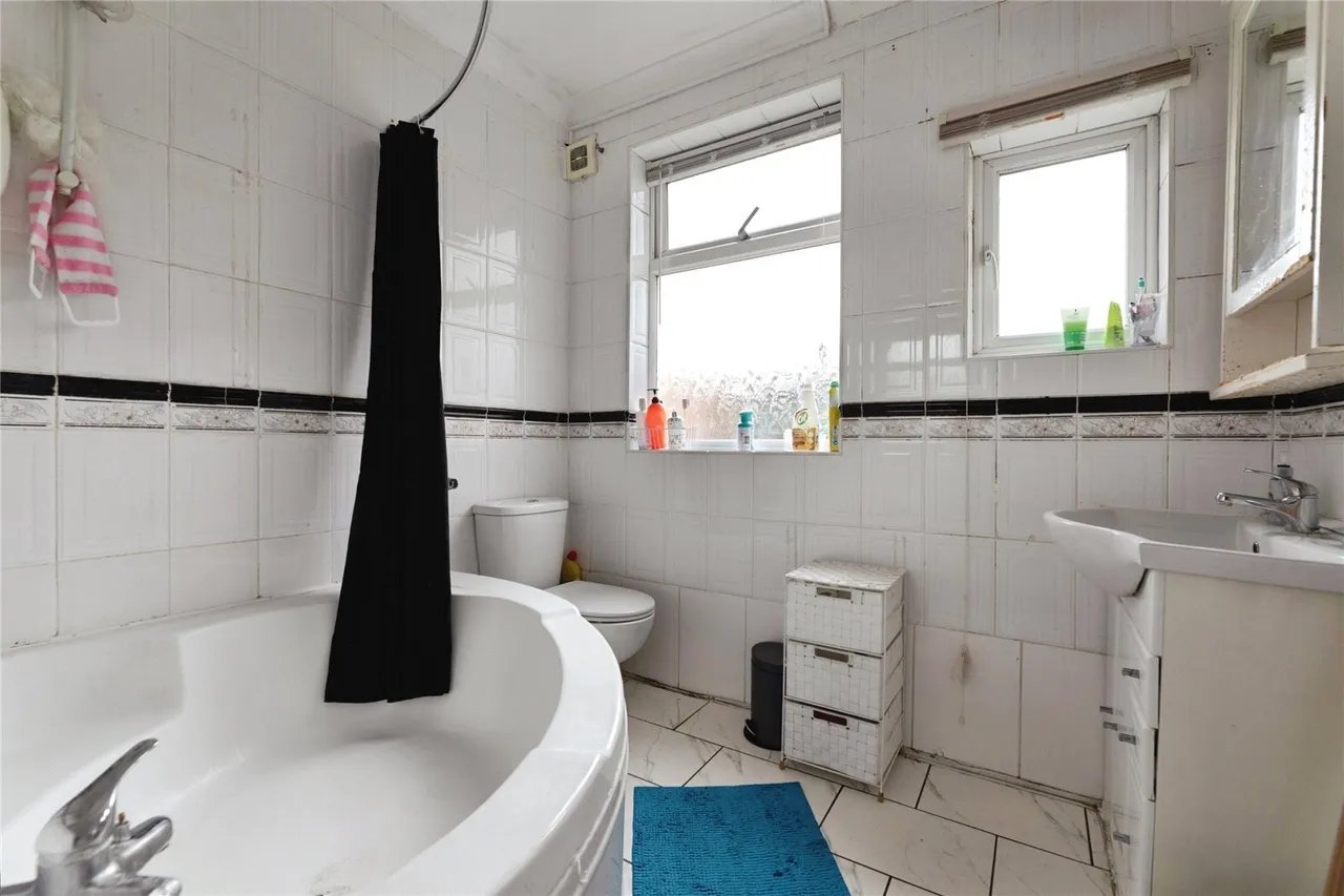 Lyndhurst Gardens, ILFORD, Essex, IG2, photo 6