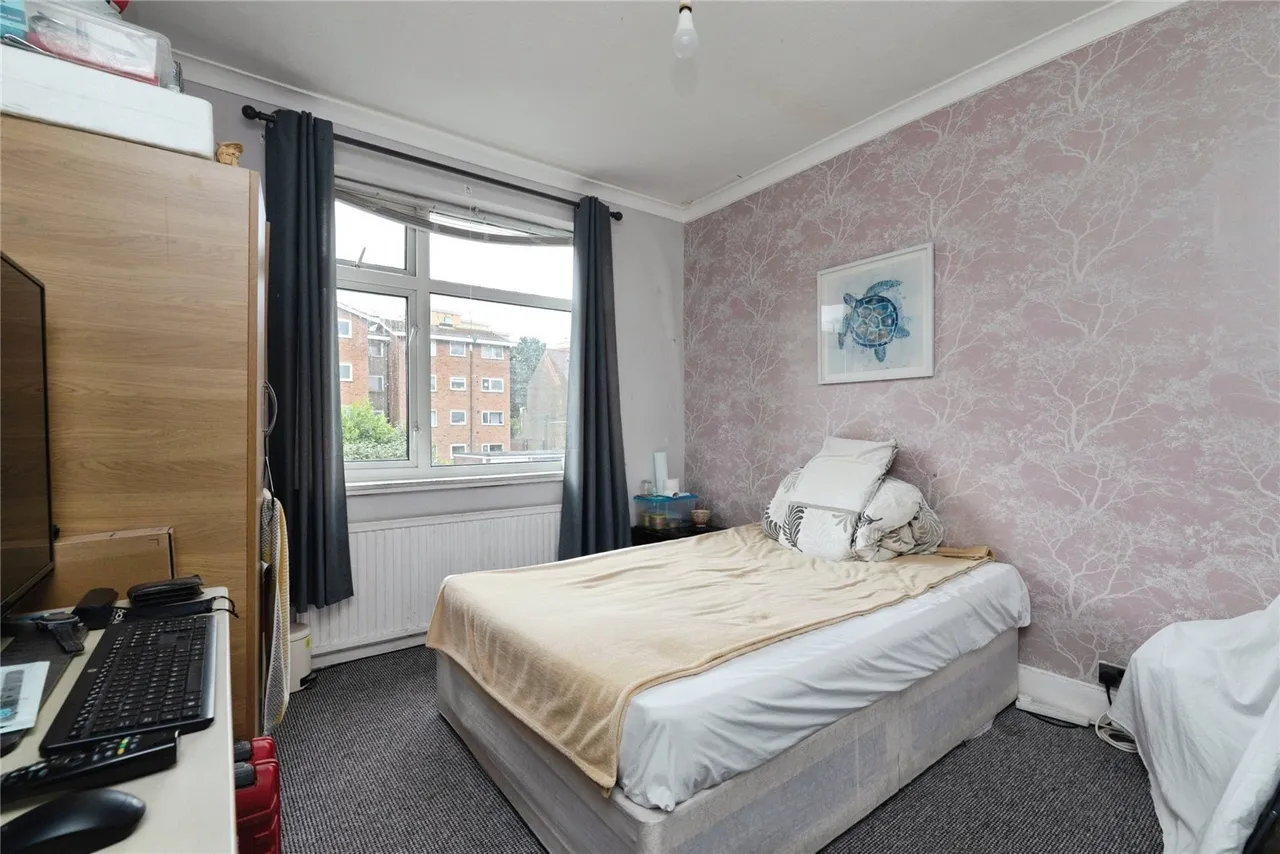 Lyndhurst Gardens, ILFORD, Essex, IG2, photo 9