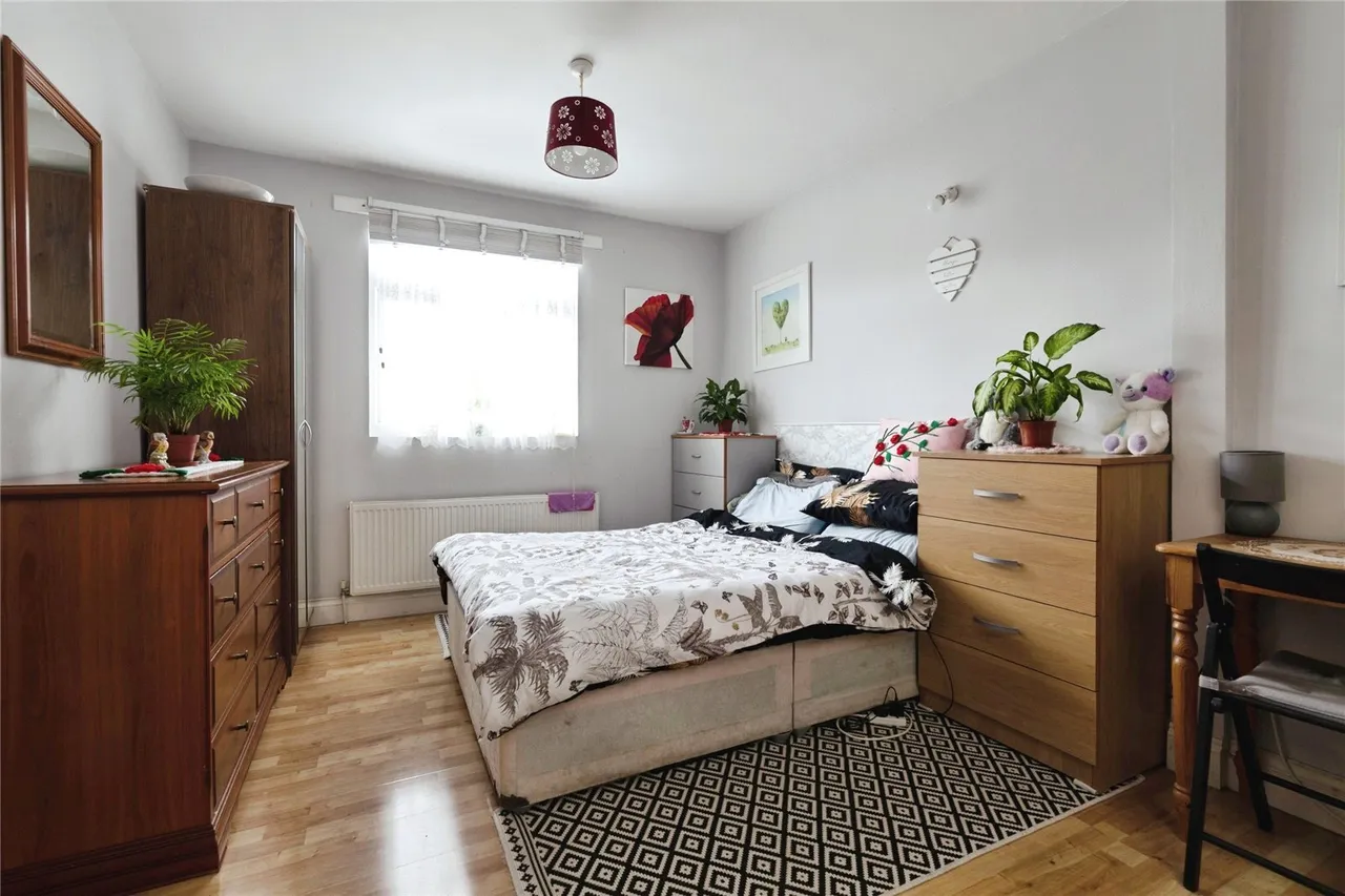 Lyndhurst Gardens, ILFORD, Essex, IG2, photo 2