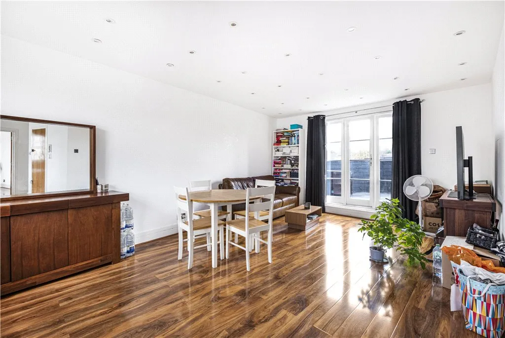 2 bed flat for sale, Roehampton High Street, London, SW15