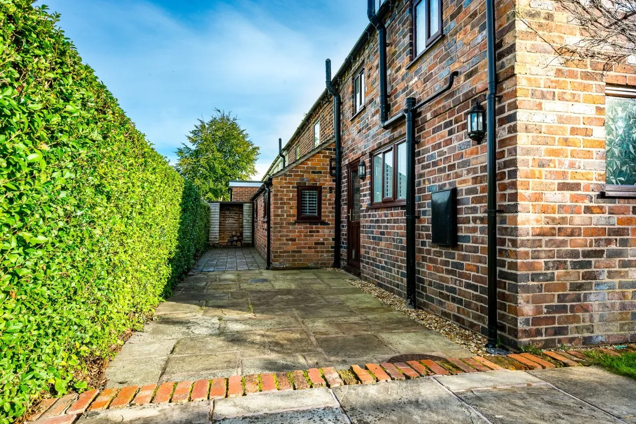Moss Lane, ST5, photo 26
