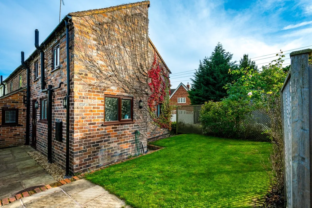Moss Lane, ST5, photo 27