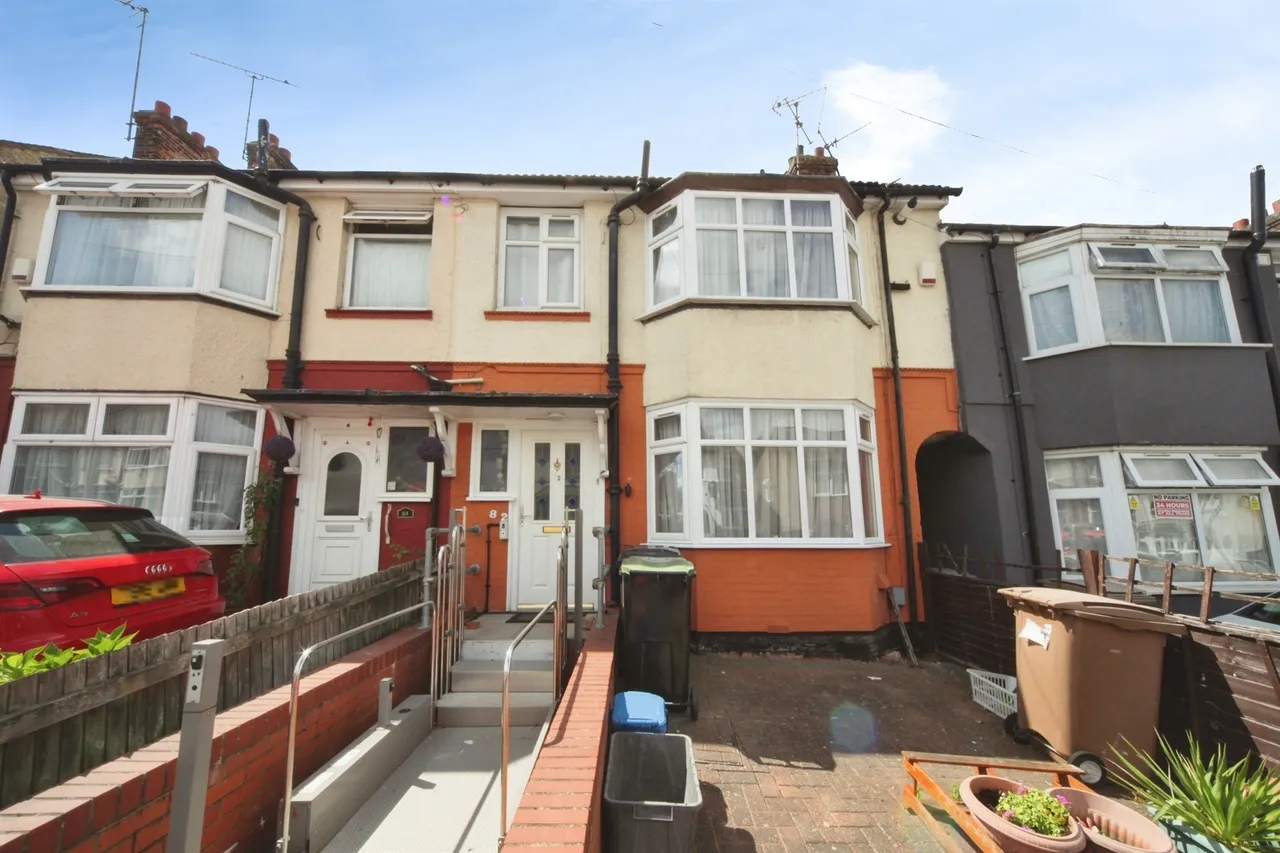 3 bed house for sale — Overstone Road, Luton
