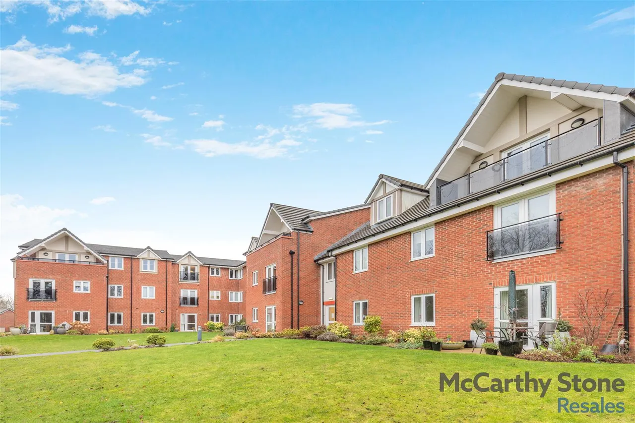 2 bed flat for sale, Cedar Avenue, Alsager, ST7