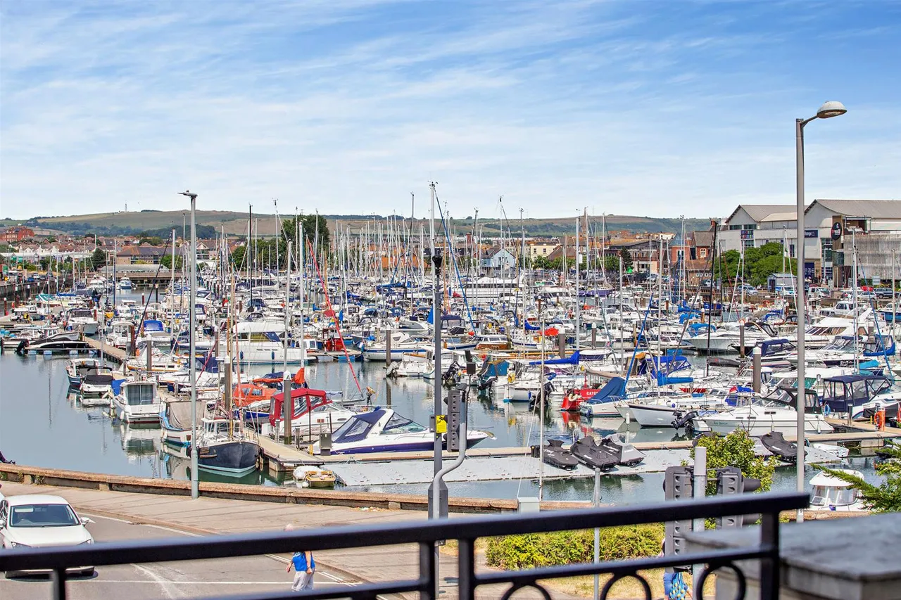 1 bed flat for sale, North Quay, Weymouth, DT4