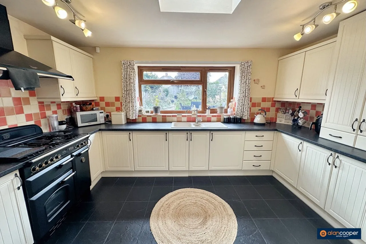 Ryde Avenue, Weddington, CV10, photo 8