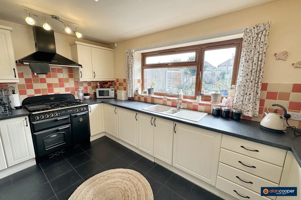 Ryde Avenue, Weddington, CV10, photo 9