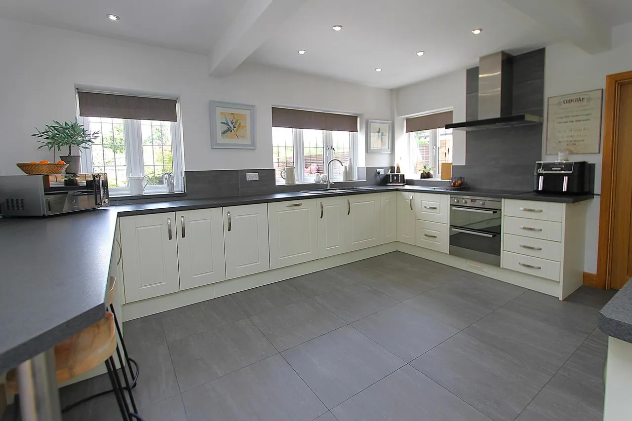 Aggborough Crescent, Kidderminster, photo 4